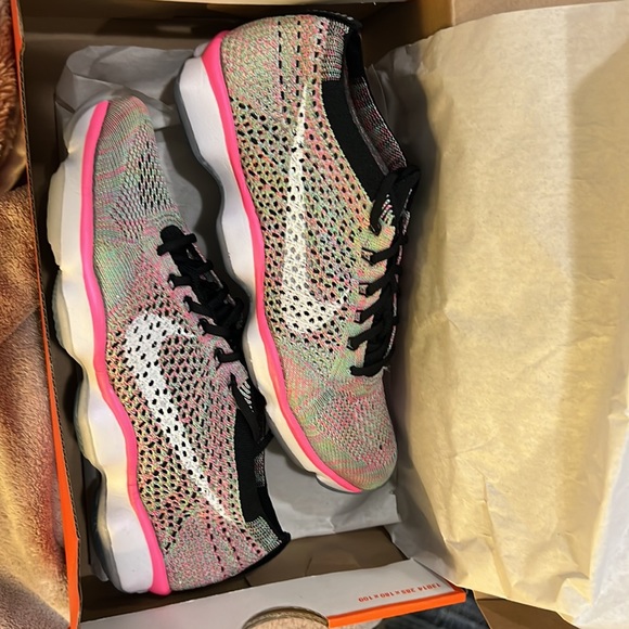 Nike womens flyknit zoom agility tennis shoes - Picture 2 of 8